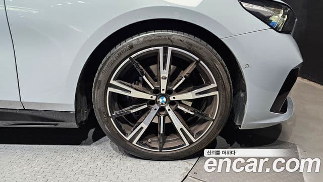 BMW 5 Series 2024 — Photo 11/33