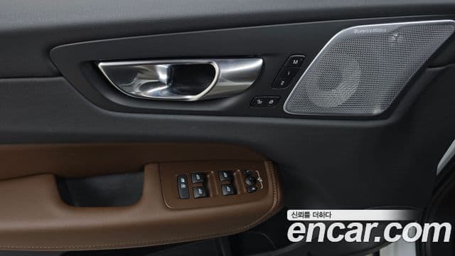Volvo XC60 2021 — ფოტო 18/20