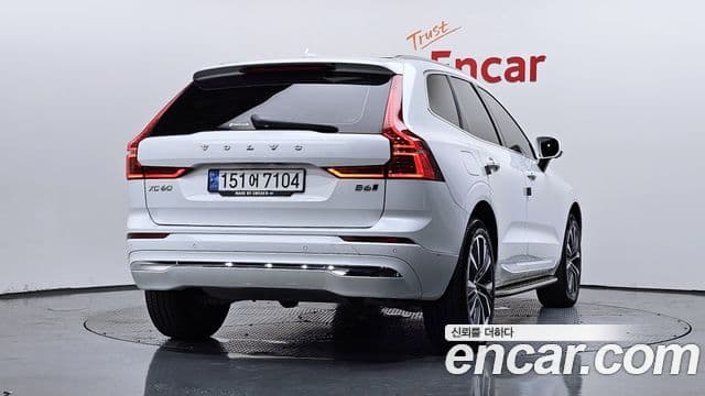Volvo XC60 2022 — ფოტო 1/20
