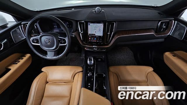 Volvo XC60 2022 — ფოტო 9/20