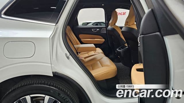 Volvo XC60 2022 — Şəkil 10/20