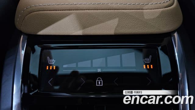 Volvo XC60 2022 — ფოტო 17/20