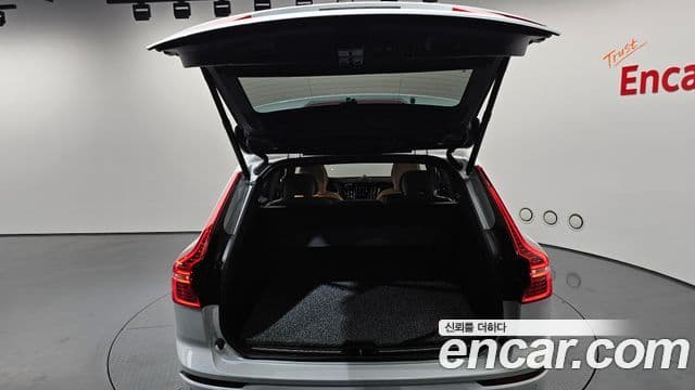 Volvo XC60 2022 — ფოტო 19/20