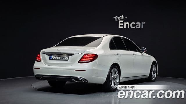 Mercedes-Benz E-Class 2018 — ფოტო 2/20