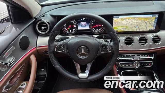 Mercedes-Benz E-Class 2018 — ფოტო 13/20