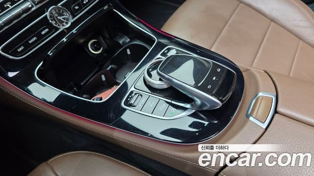Mercedes-Benz E-Class 2018 — ფოტო 18/20