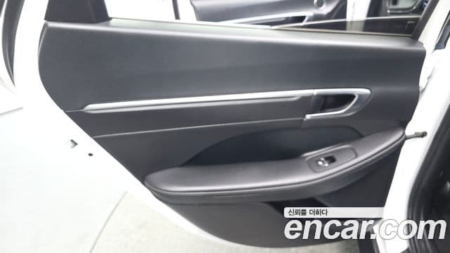 Hyundai Sonata Hybrid 2022 — Photo 27/32