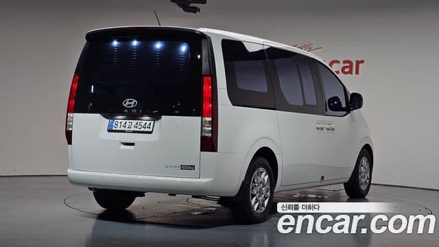 Hyundai Staria 2025 — Photo 4/35