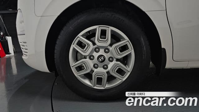 Hyundai Staria 2025 — Photo 10/35