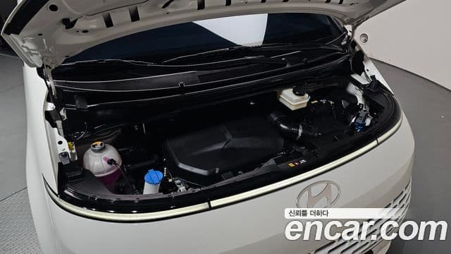 Hyundai Staria 2025 — Photo 28/35