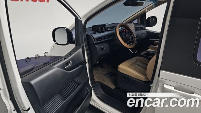 Hyundai Staria 2025 — Photo 31/35