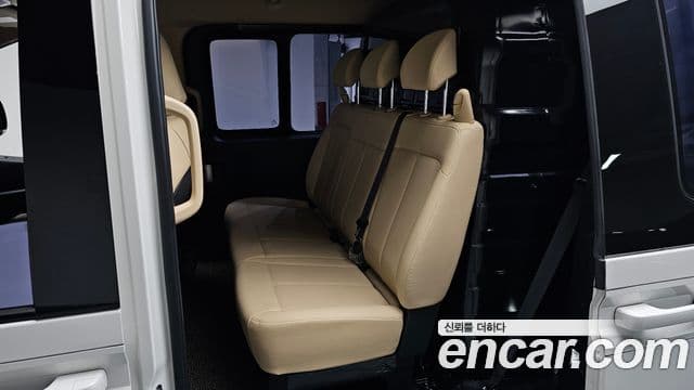 Hyundai Staria 2025 — Photo 16/35