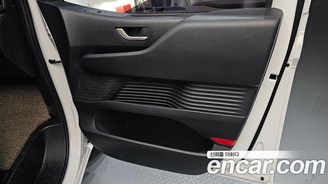 Hyundai Staria 2025 — Photo 9/35