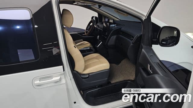 Hyundai Staria 2025 — Photo 3/35