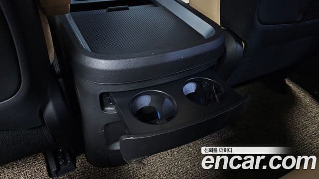 Hyundai Staria 2025 — Photo 32/35