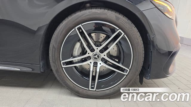 Mercedes-Benz E-Class 2025 — Photo 27/31