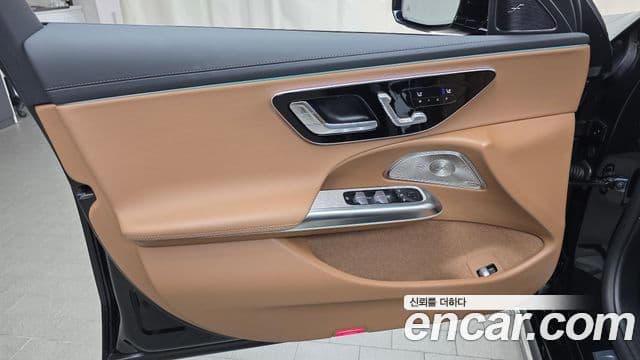 Mercedes-Benz E-Class 2025 — Photo 7/31