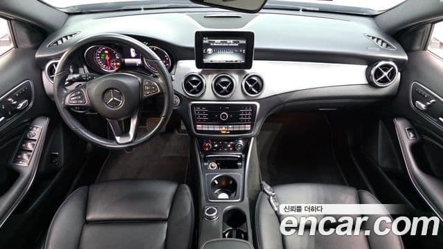 Mercedes-Benz GLA-Class 2019 — Şəkil 7/20