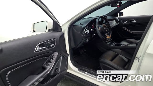 Mercedes-Benz GLA-Class 2019 — Şəkil 10/20