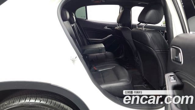 Mercedes-Benz GLA-Class 2019 — Şəkil 11/20