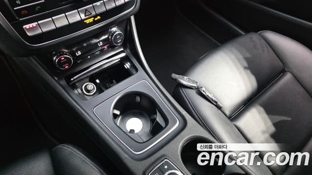 Mercedes-Benz GLA-Class 2019 — Şəkil 17/20