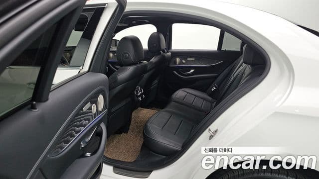 Mercedes-Benz E-Class 2023 — Şəkil 18/20