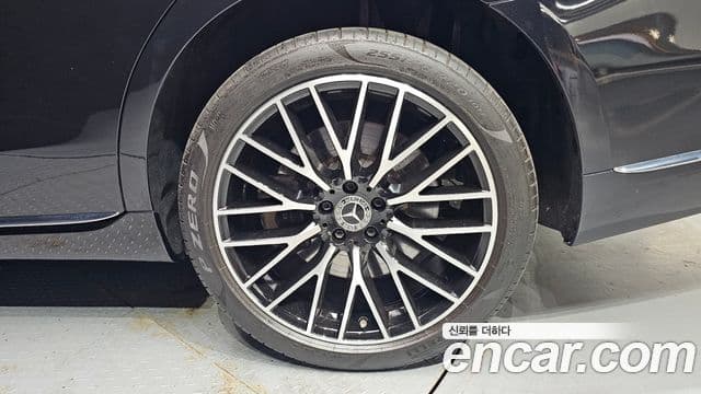 Mercedes-Benz S-Class 2023 — Photo 5/35