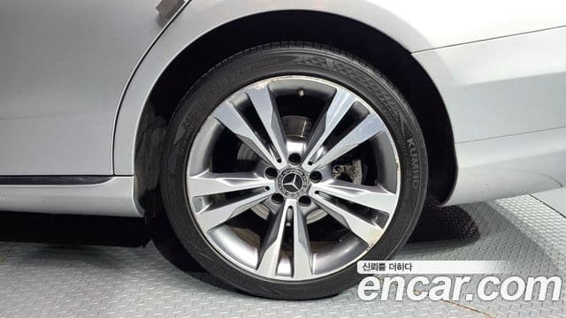Mercedes-Benz C-Class 2018 — ფოტო 28/30
