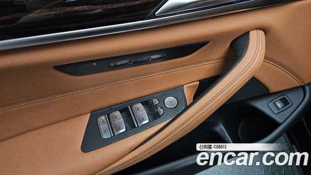 BMW 5 Series 2023 — ფოტო 17/20
