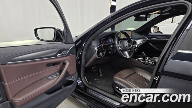 BMW 5 Series 2022 — фото 10 из 20