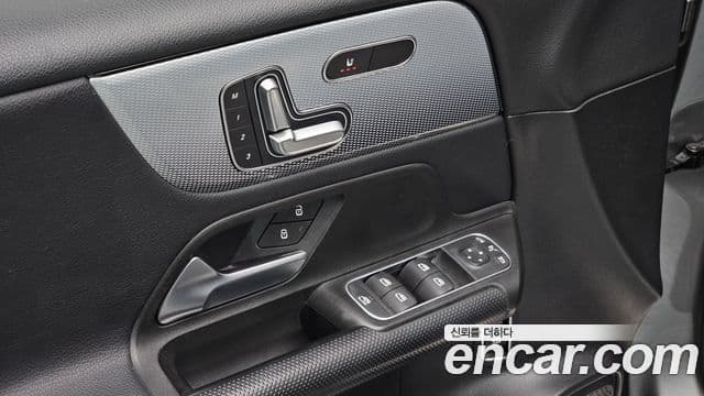 Mercedes-Benz GLB-Class 2021 — ფოტო 16/20
