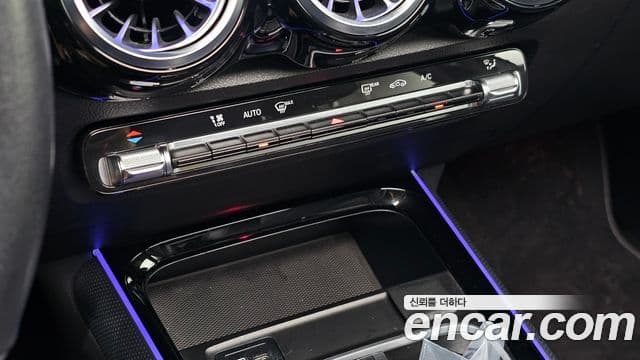 Mercedes-Benz GLB-Class 2021 — ფოტო 18/20