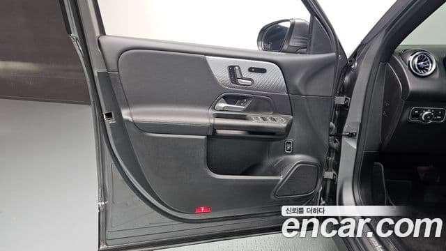 Mercedes-Benz GLB-Class 2021 — Photo 8/31