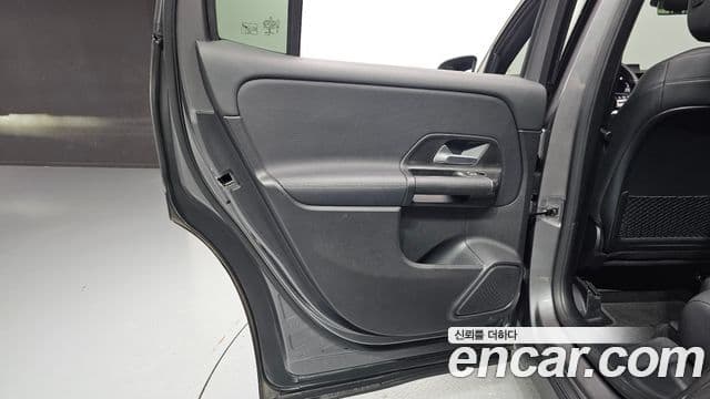 Mercedes-Benz GLB-Class 2021 — Photo 25/31