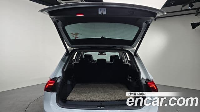 Volkswagen Tiguan Allspace 2023 — ფოტო 19/20