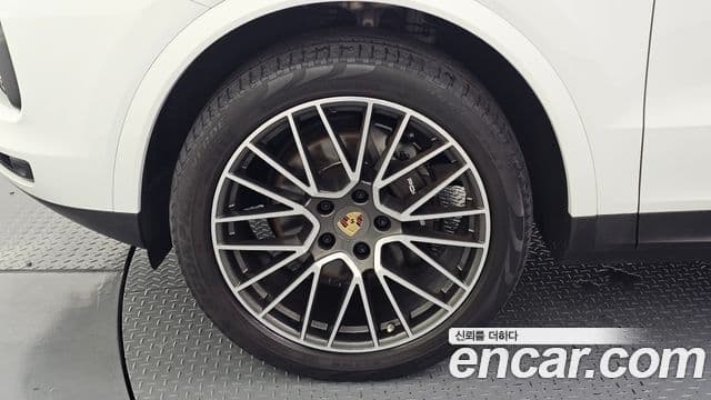 Porsche Cayenne 2019 — ფოტო 5/20