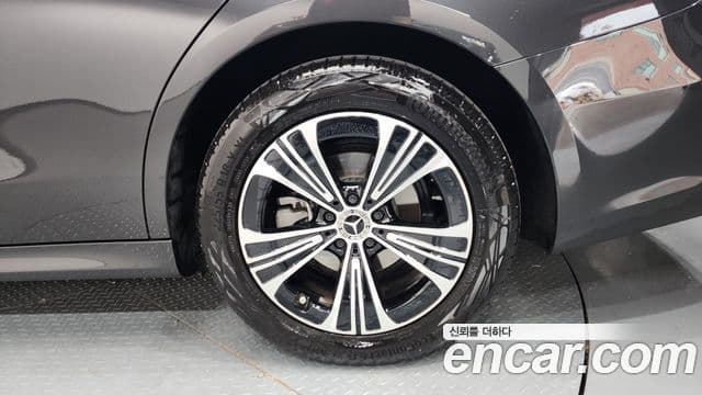Mercedes-Benz E-Class 2025 — Photo 22/36