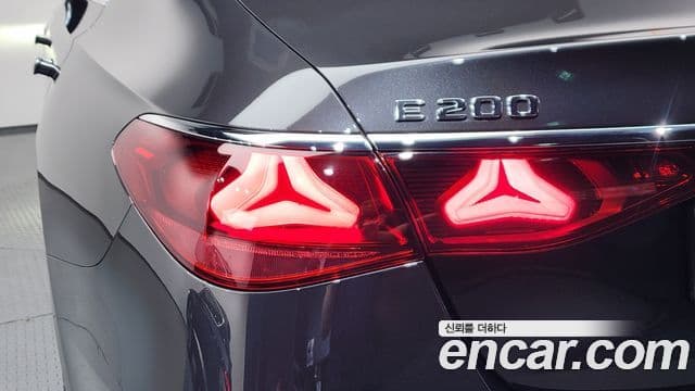 Mercedes-Benz E-Class 2025 — Photo 25/36