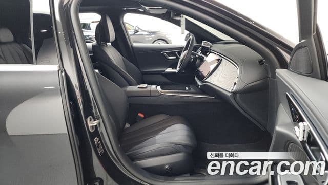 Mercedes-Benz E-Class 2025 — Photo 15/36