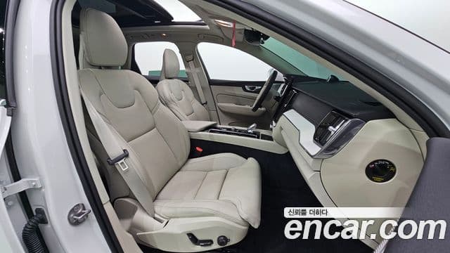 Volvo XC60 2026 — ფოტო 25/35