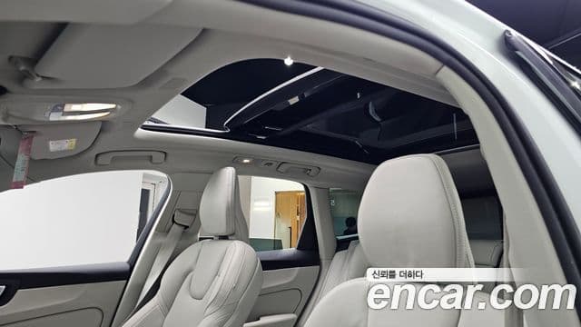 Volvo XC60 2026 — ფოტო 30/35