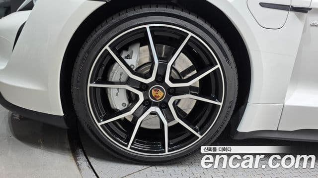 Porsche Taycan 2024 — Photo 18/37