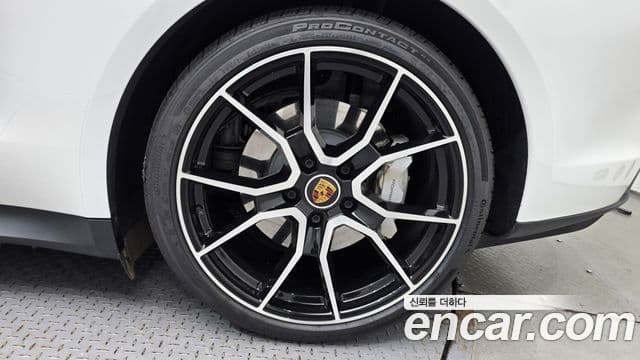 Porsche Taycan 2024 — Photo 19/37