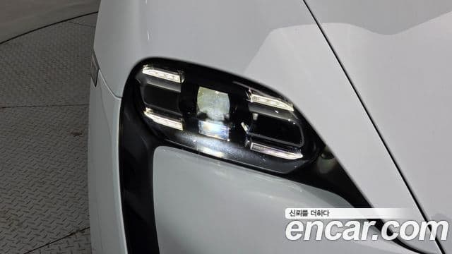 Porsche Taycan 2024 — Photo 12/37
