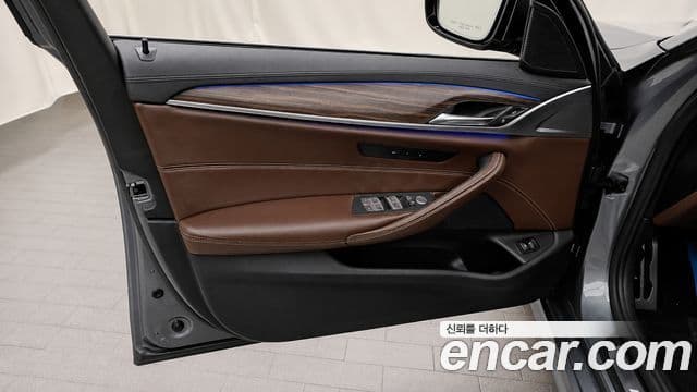 BMW 5 Series 2020 — ფოტო 29/32