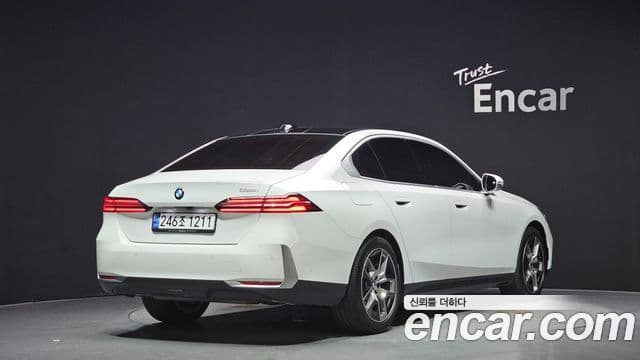 BMW 5 Series 2024 — ფოტო 2/20