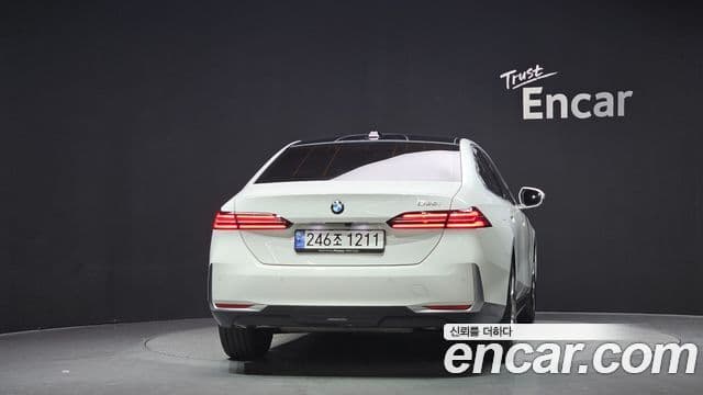 BMW 5 Series 2024 — ფოტო 4/20