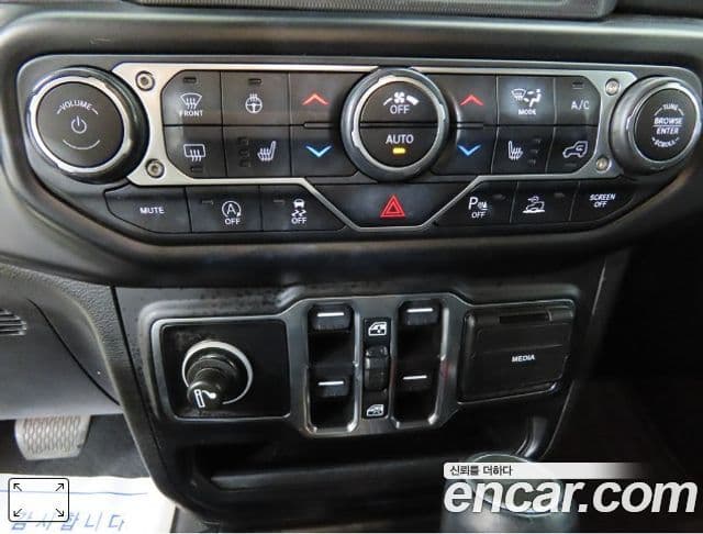 Jeep Wrangler 2022 — фото 16 из 20