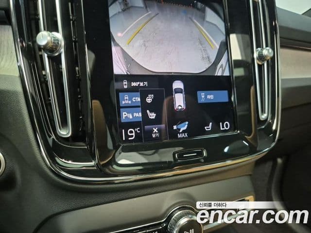 Volvo XC40 2021 — фото 16 из 20