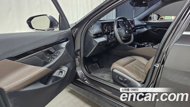 BMW 5 Series 2023 — ფოტო 10/20